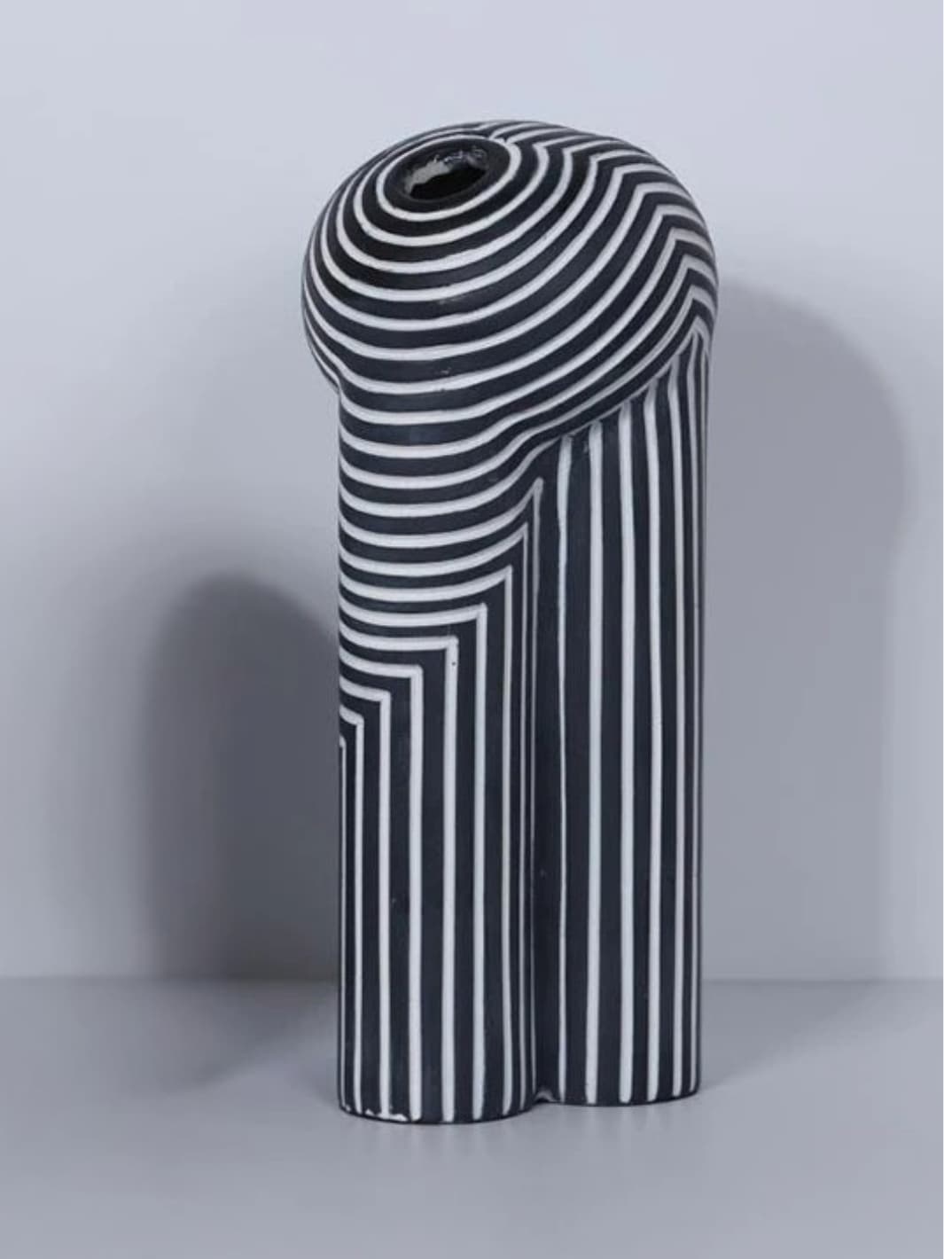 Vase | Sculptures modernes rayées en résine noire et blanche