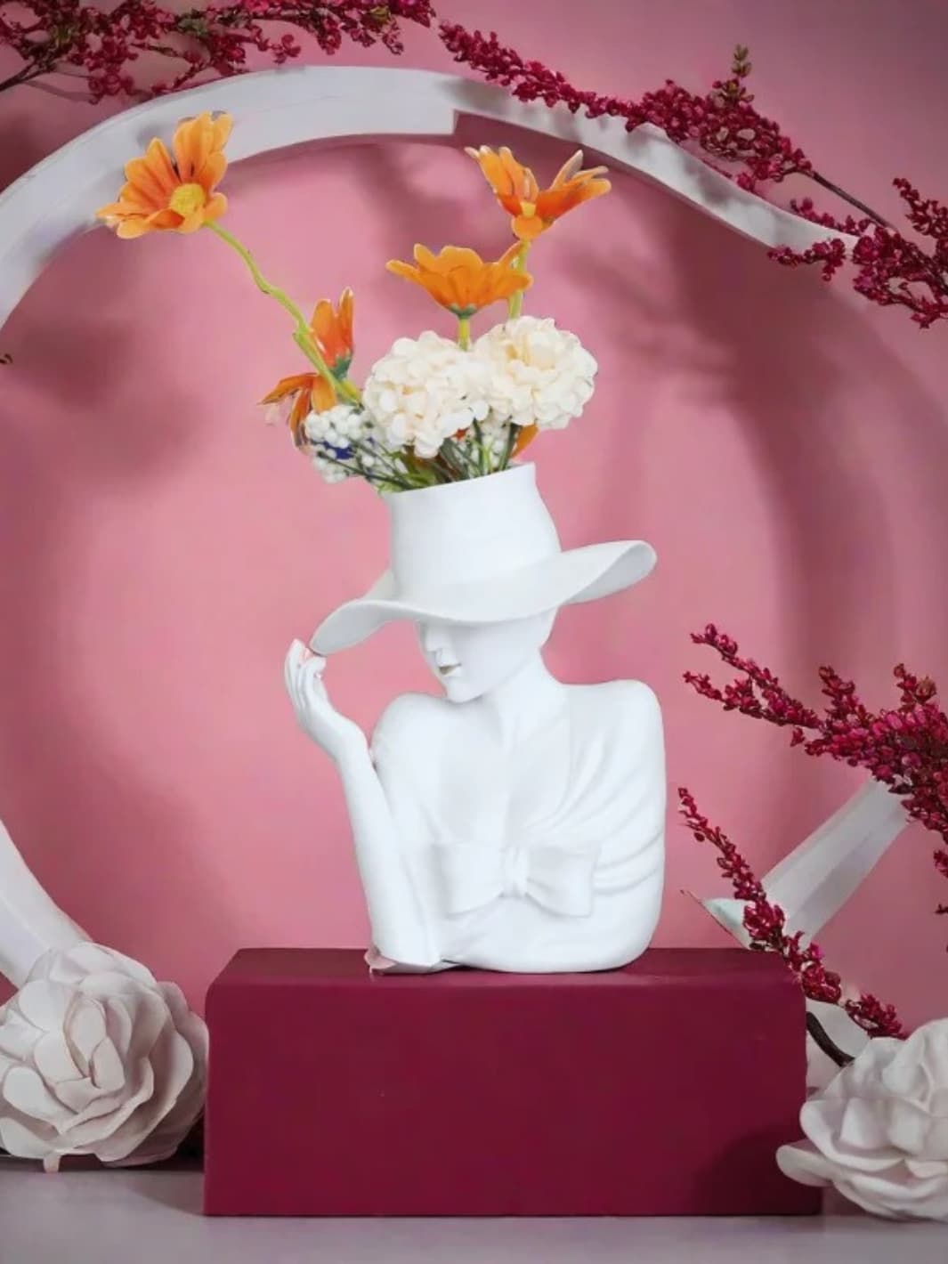 Vase | Femme élégante au chapeau en résine blanche