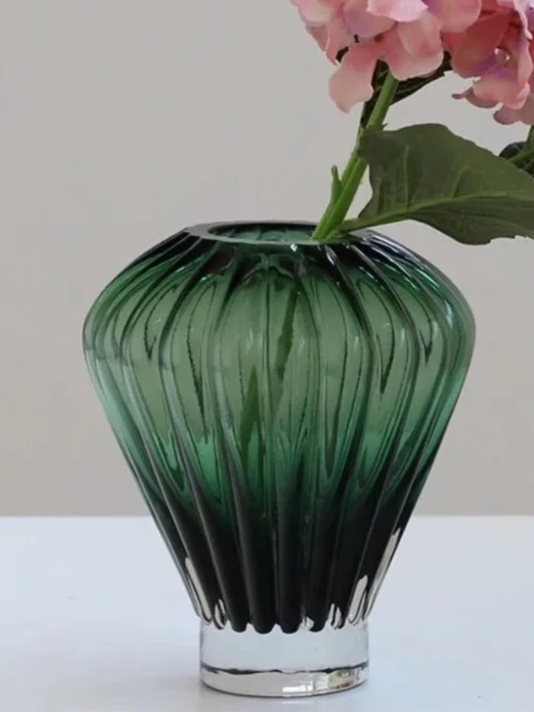 Vase | Pot design en verre vert torsadé