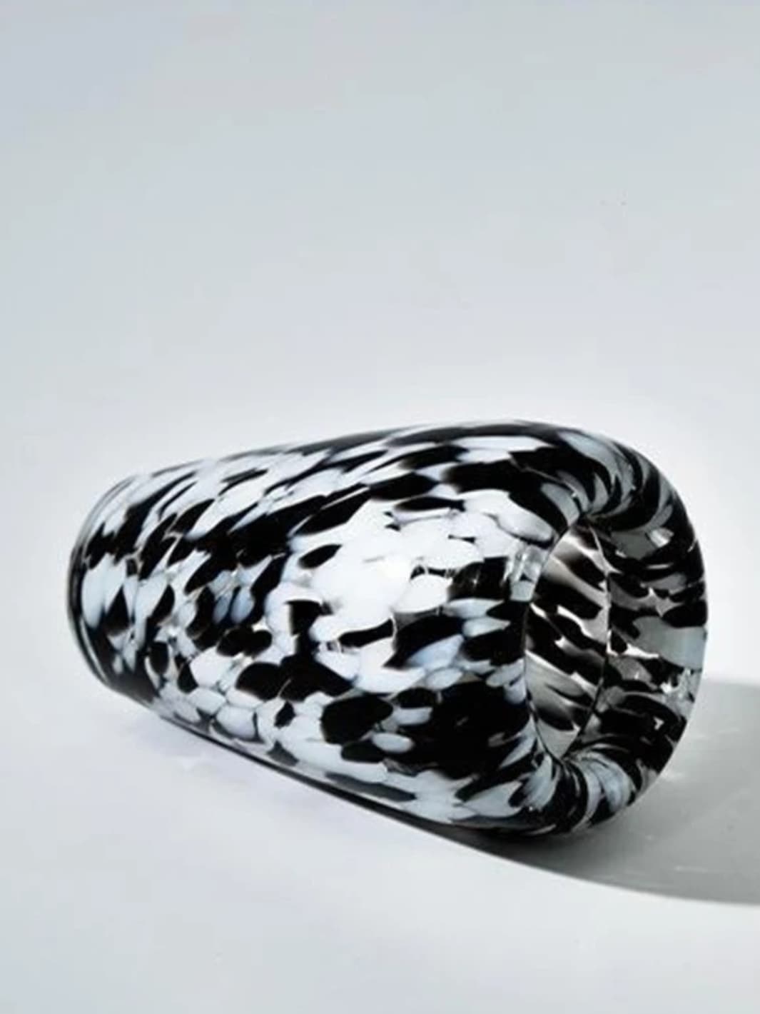 Vase | Pièce d’art en verre tacheté noir et blanc