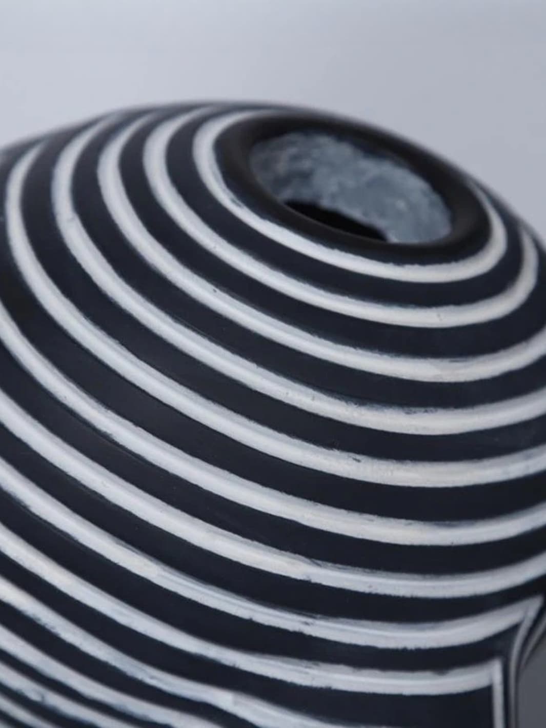 Vase | Sculptures modernes rayées en résine noire et blanche