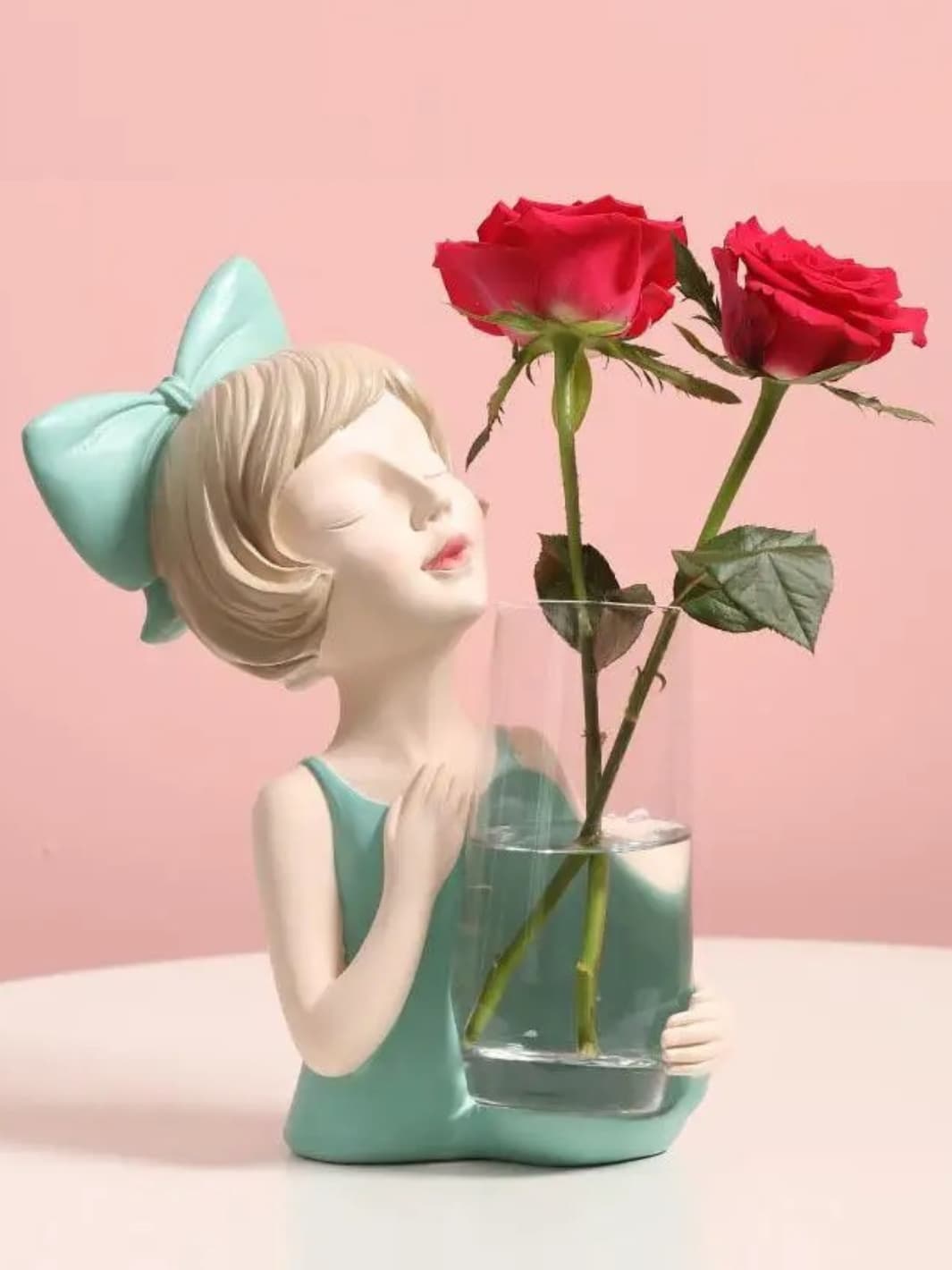 Vase | Fillette avec nœud et verre à fleurs