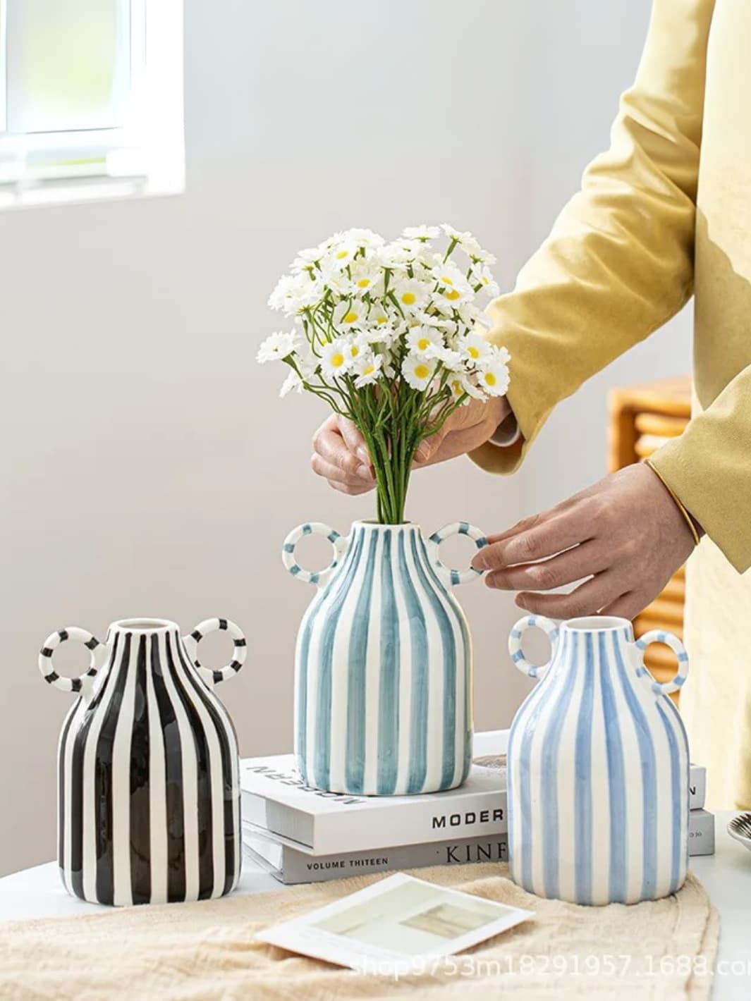 Vase | Pot en céramique à anses rayé