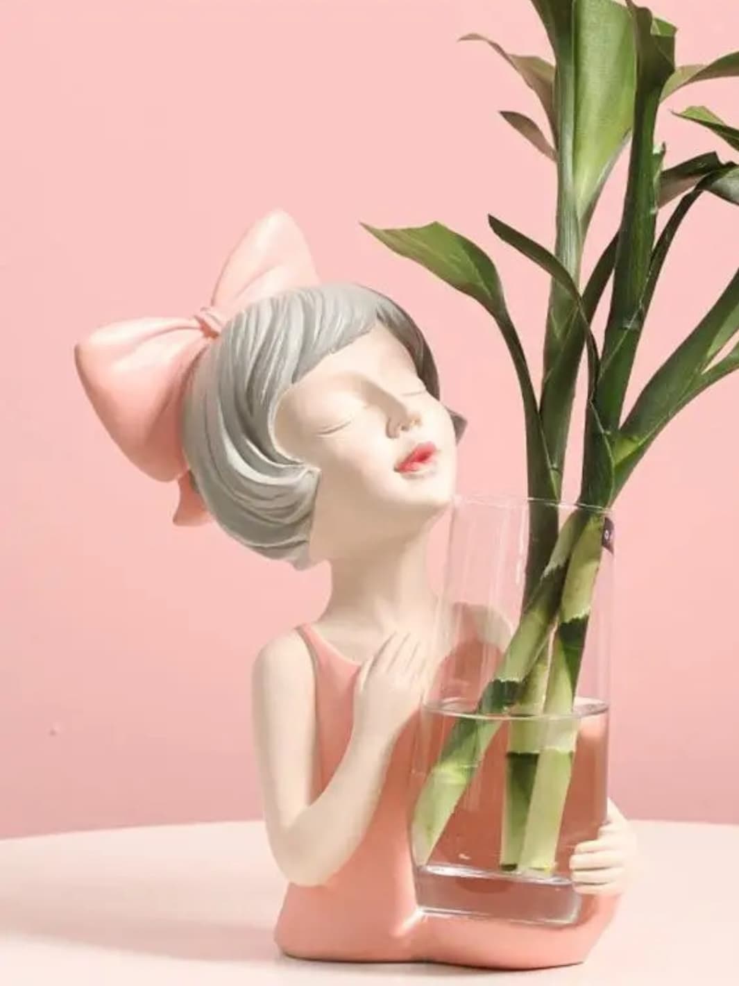 Vase | Fillette avec nœud et verre à fleurs