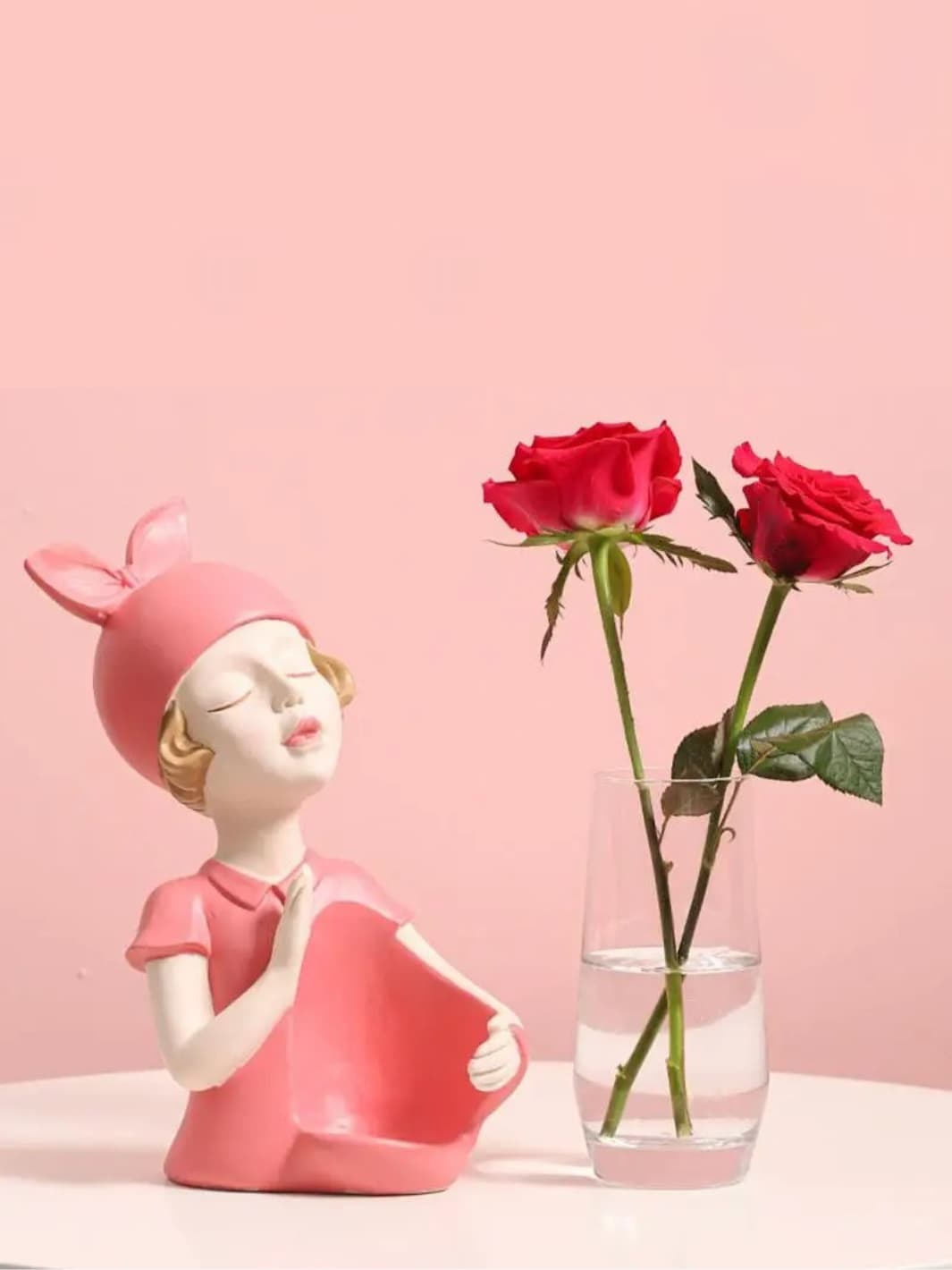 Vase | Fillette avec nœud et verre à fleurs