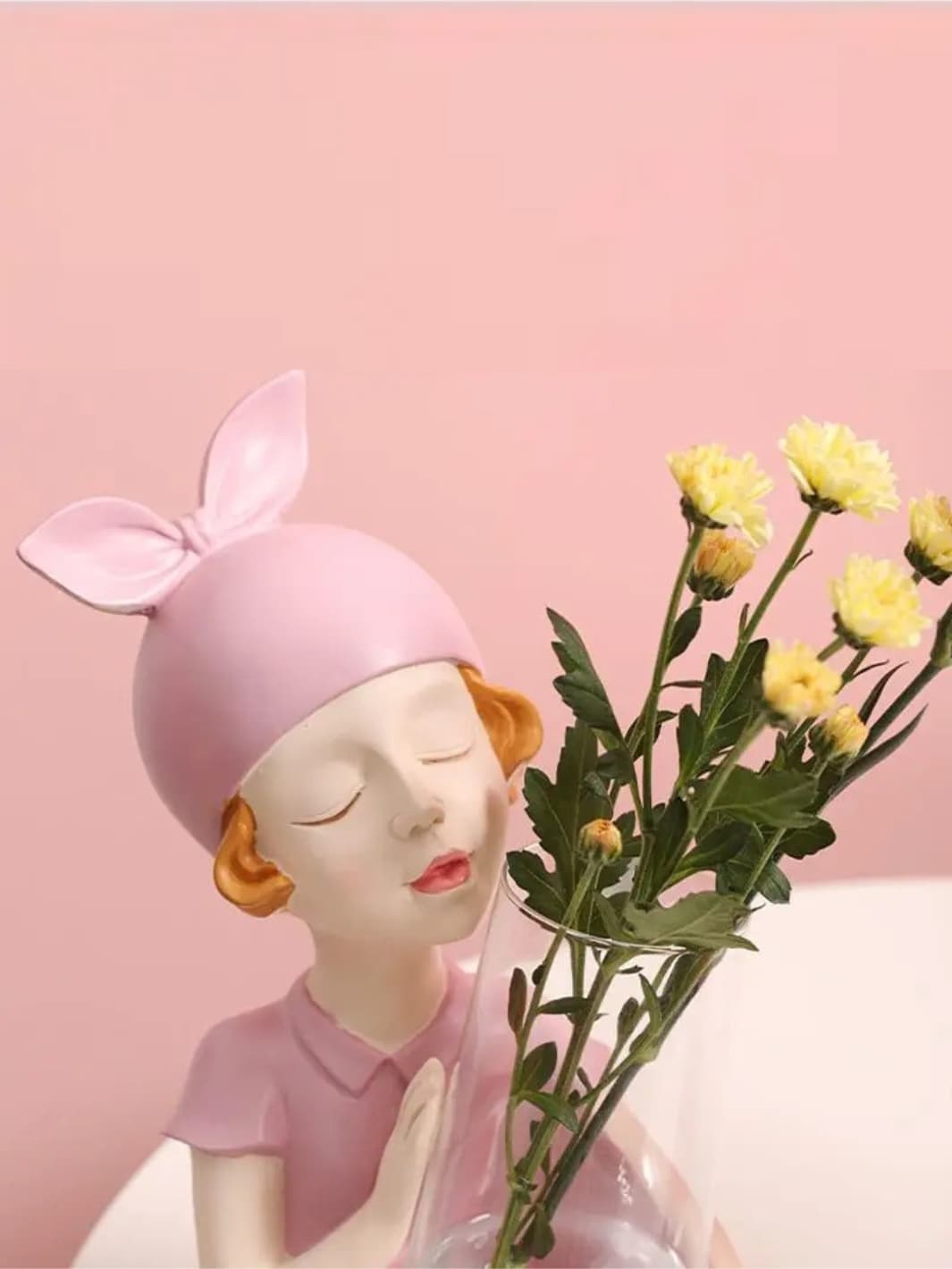 Vase | Fillette avec nœud et verre à fleurs