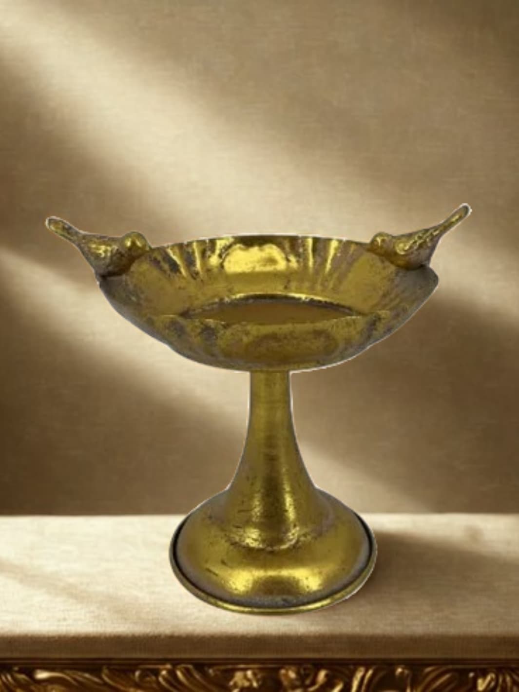 Vase | Coupe romaine dorée en fer forgé