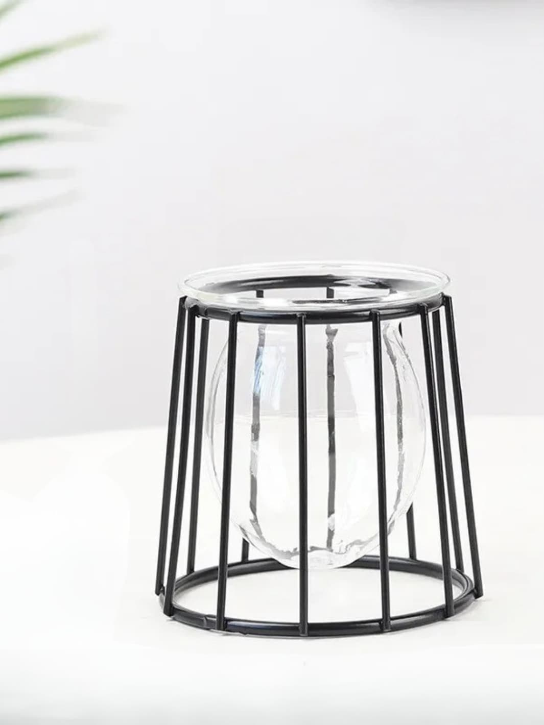 Vase | Pot boule suspendu dans structure métal
