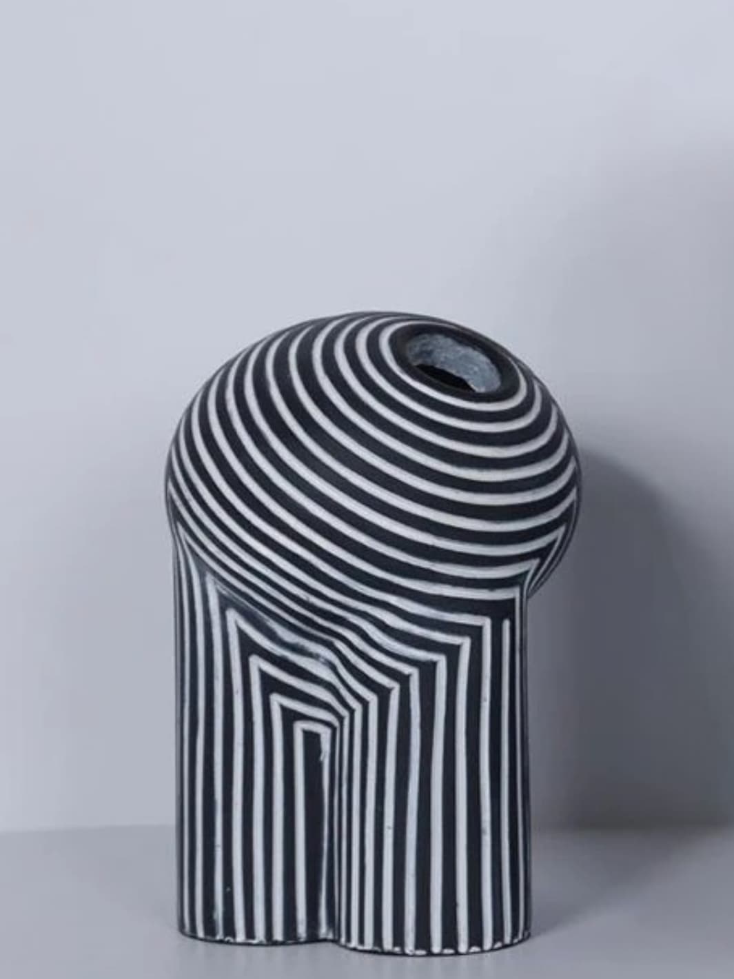Vase | Sculptures modernes rayées en résine noire et blanche