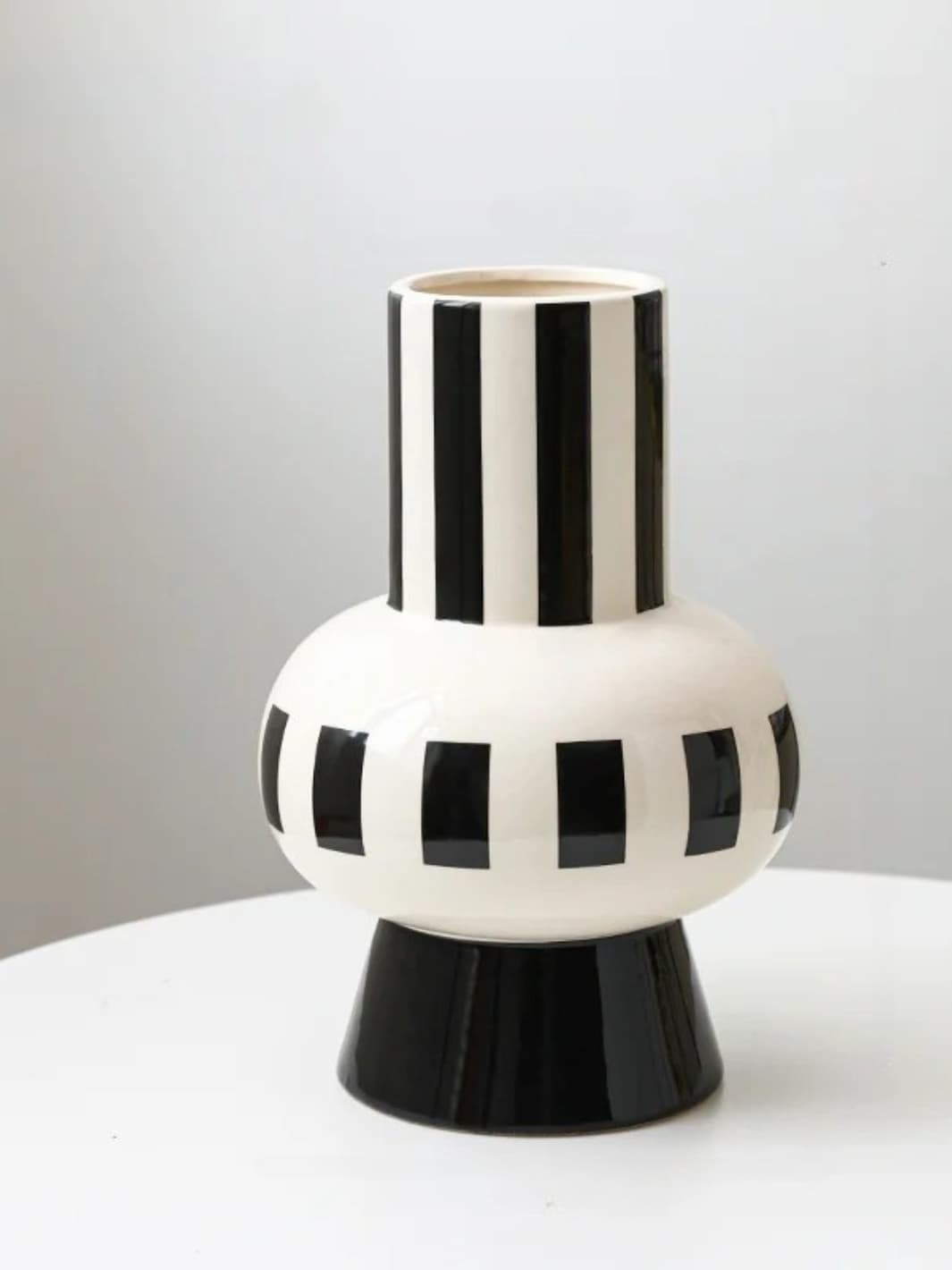 Vase | Graphisme noir et blanc à base élargie