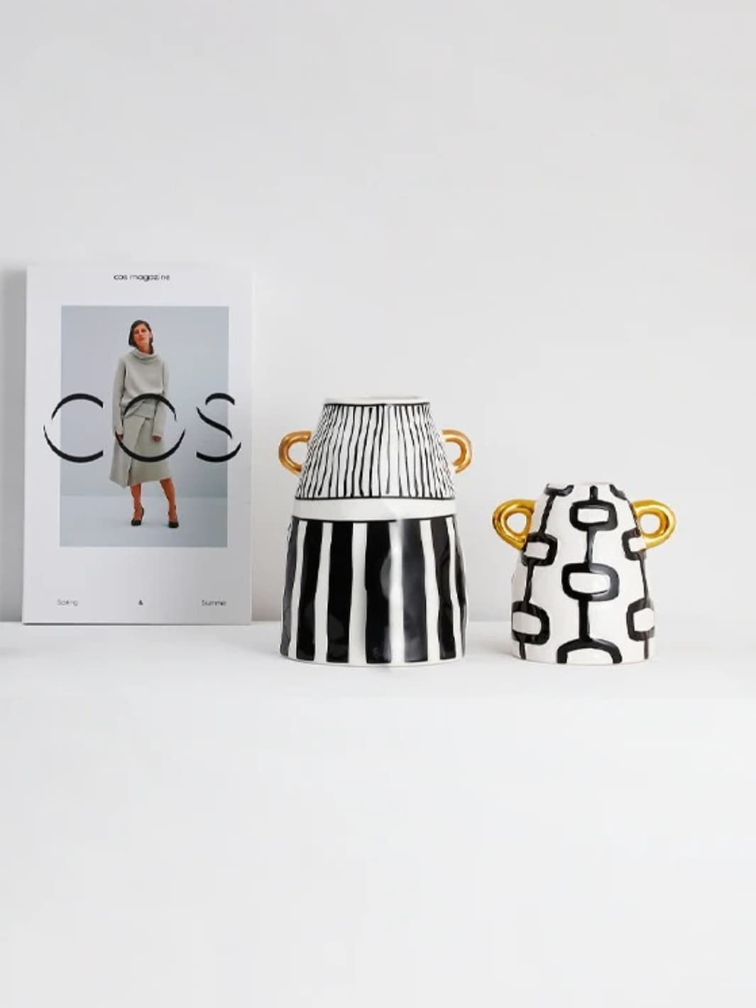 Vase | Motifs noirs géométriques et anses dorées