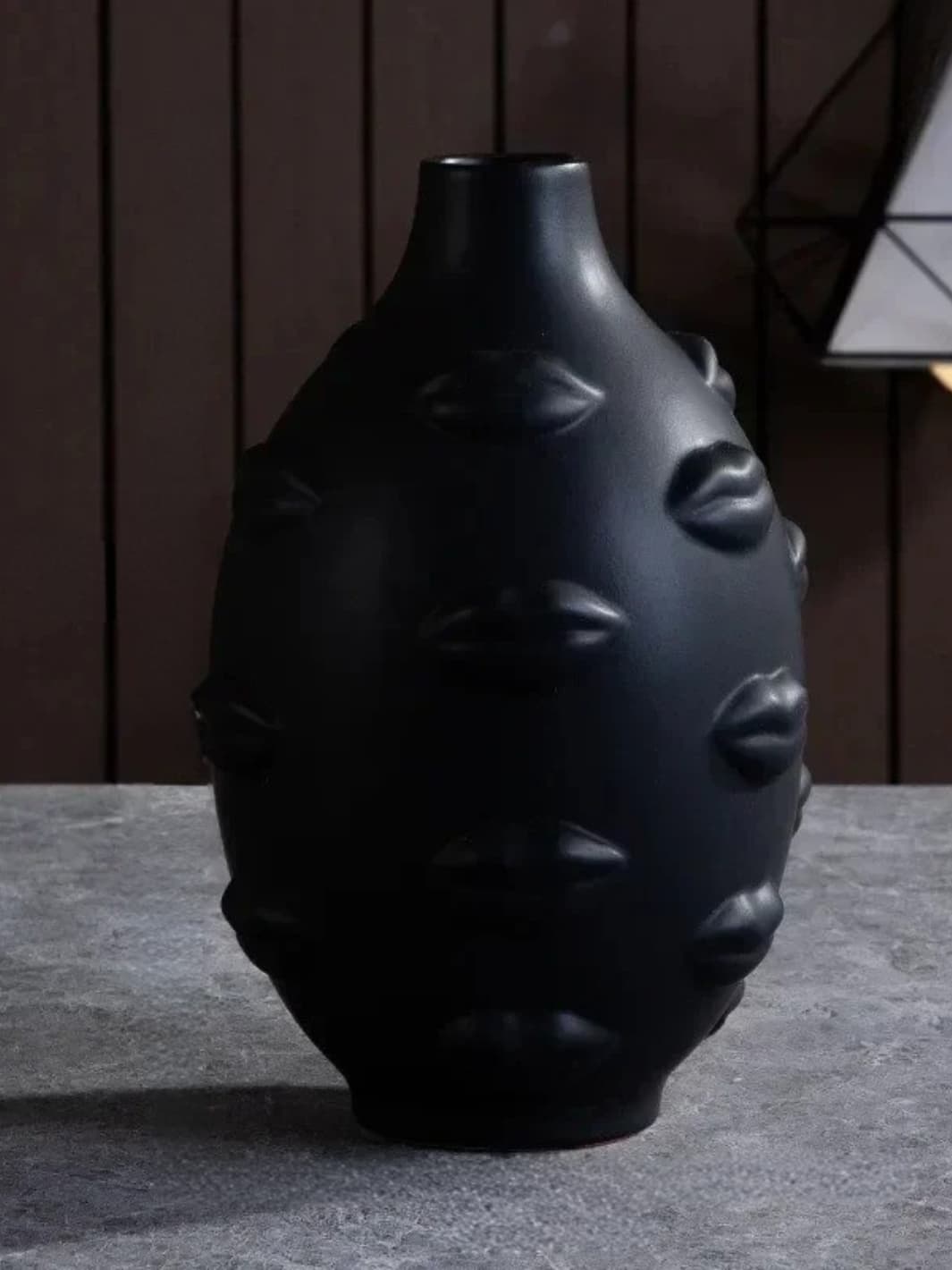 Vase | Design sculptural motif lèvres en relief