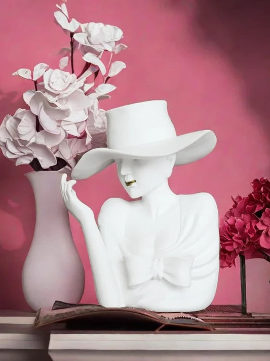 Vase | Femme élégante au chapeau en résine blanche