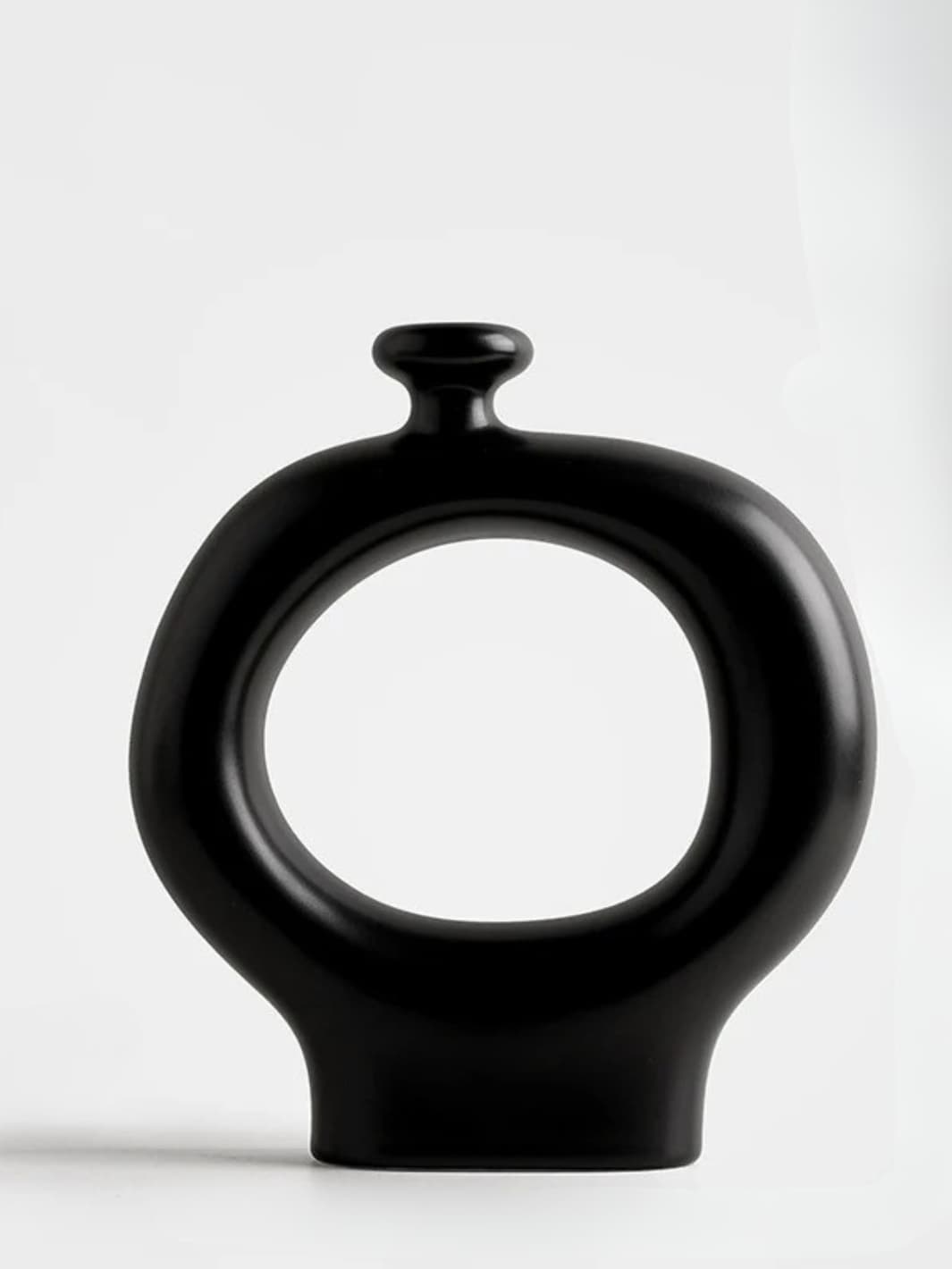 Vase | Cercle noir sculptural en céramique mate