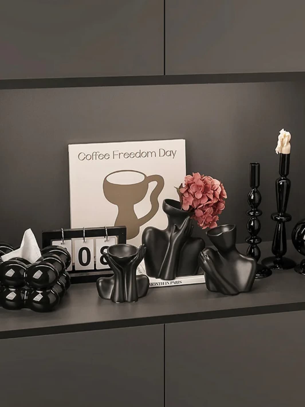 Vase | Mains en offrande sculpturales