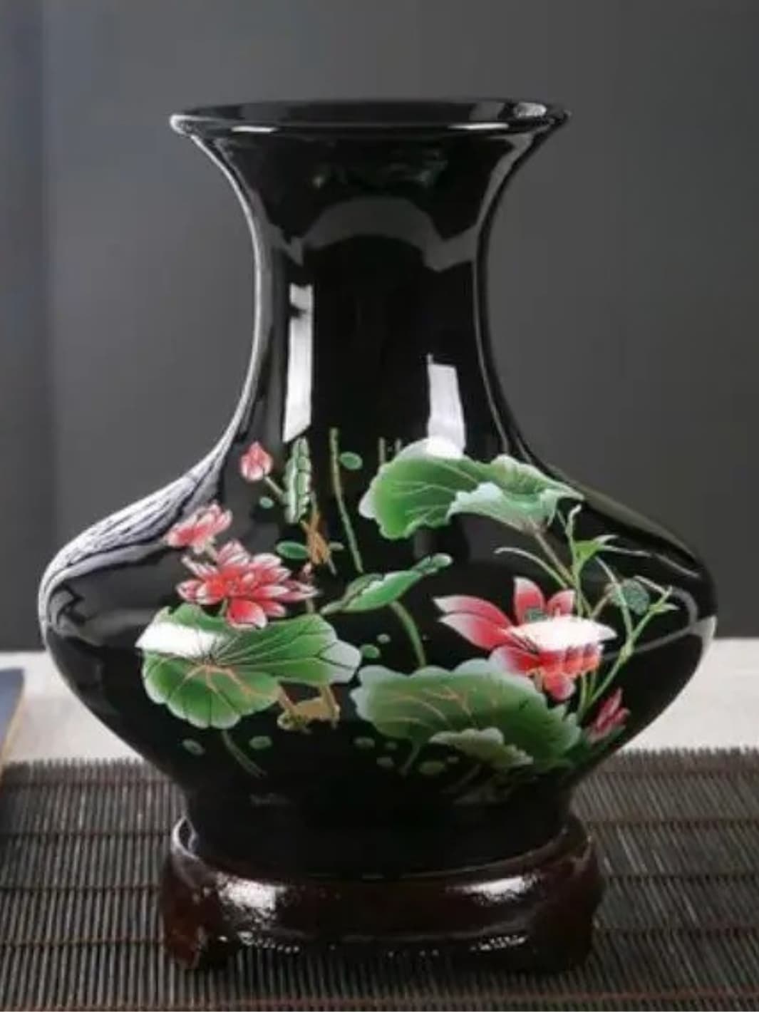 Vase | Fleurs de lotus sur porcelaine noire brillante