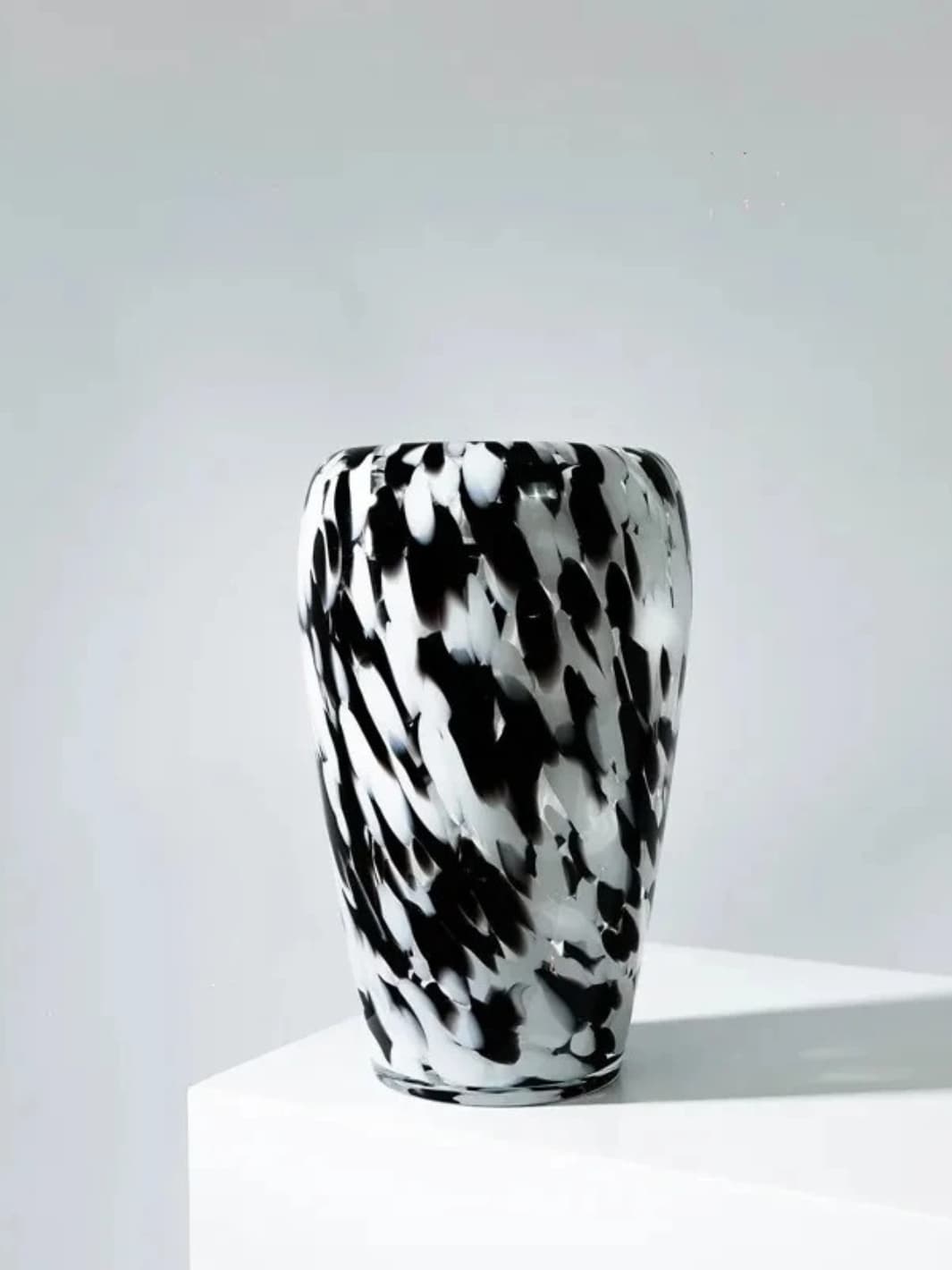Vase | Pièce d’art en verre tacheté noir et blanc