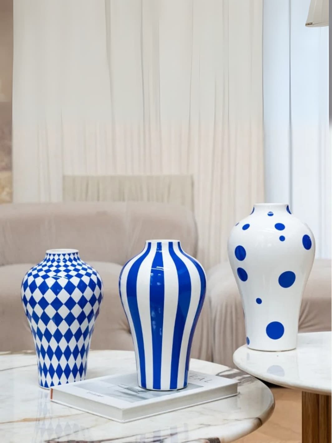 Vase | Pois bleus sur céramique blanche