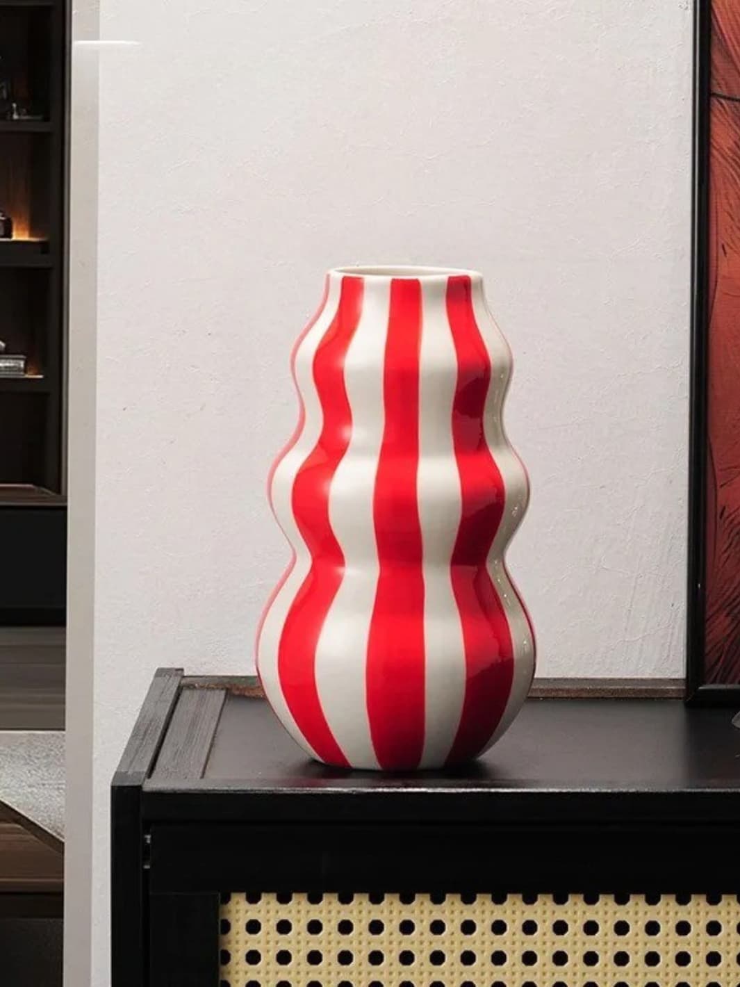 Vase | Tour ondulée à rayures minimalistes