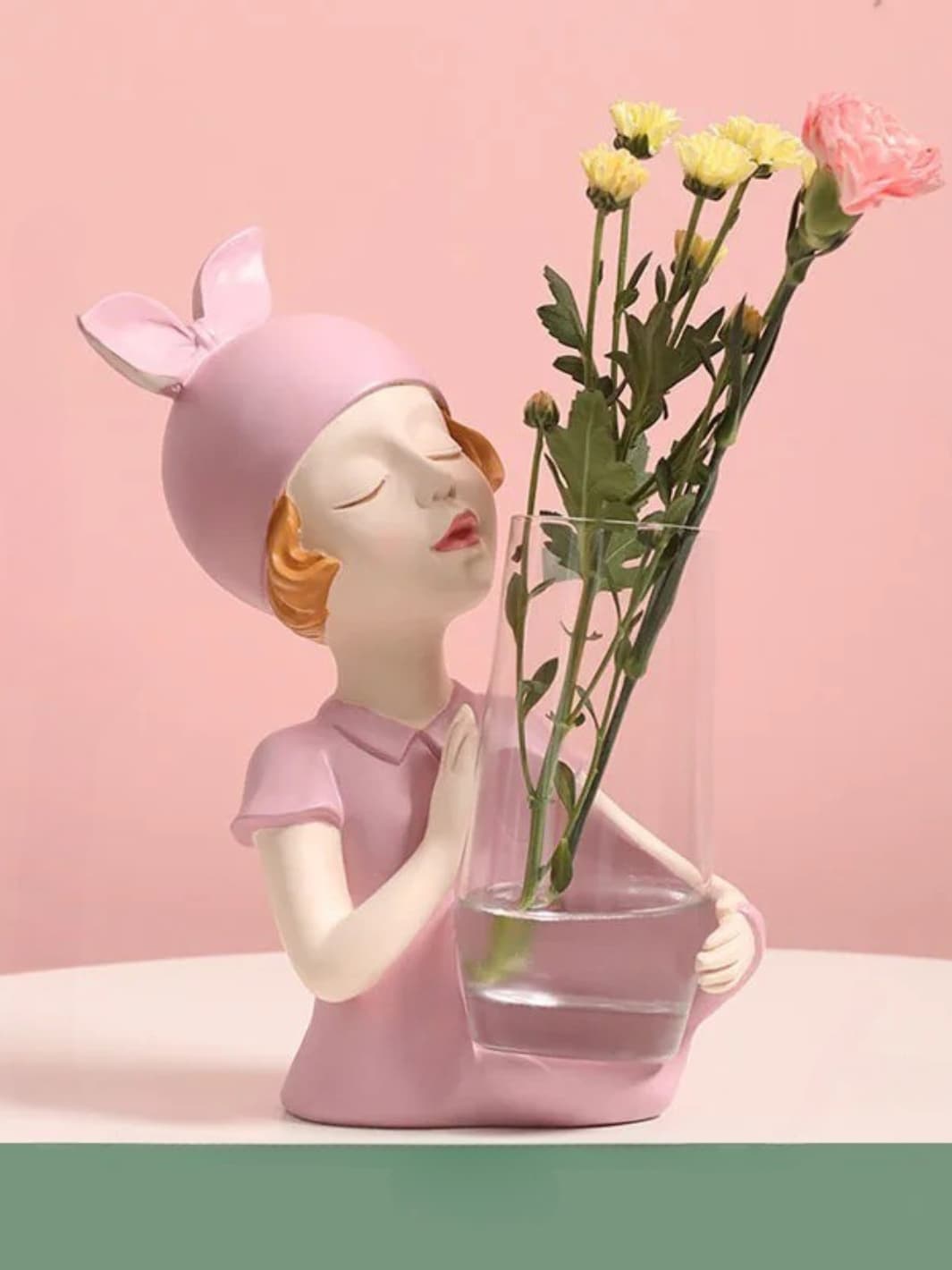 Vase | Fillette avec nœud et verre à fleurs
