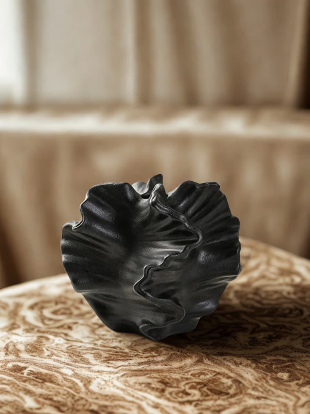 Vase | Coquillage noir design en céramique ondulée