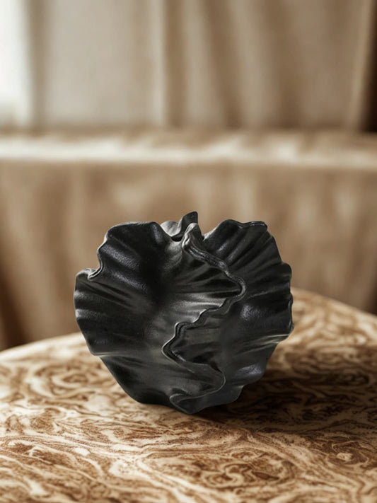 Vase | Coquillage noir design en céramique ondulée