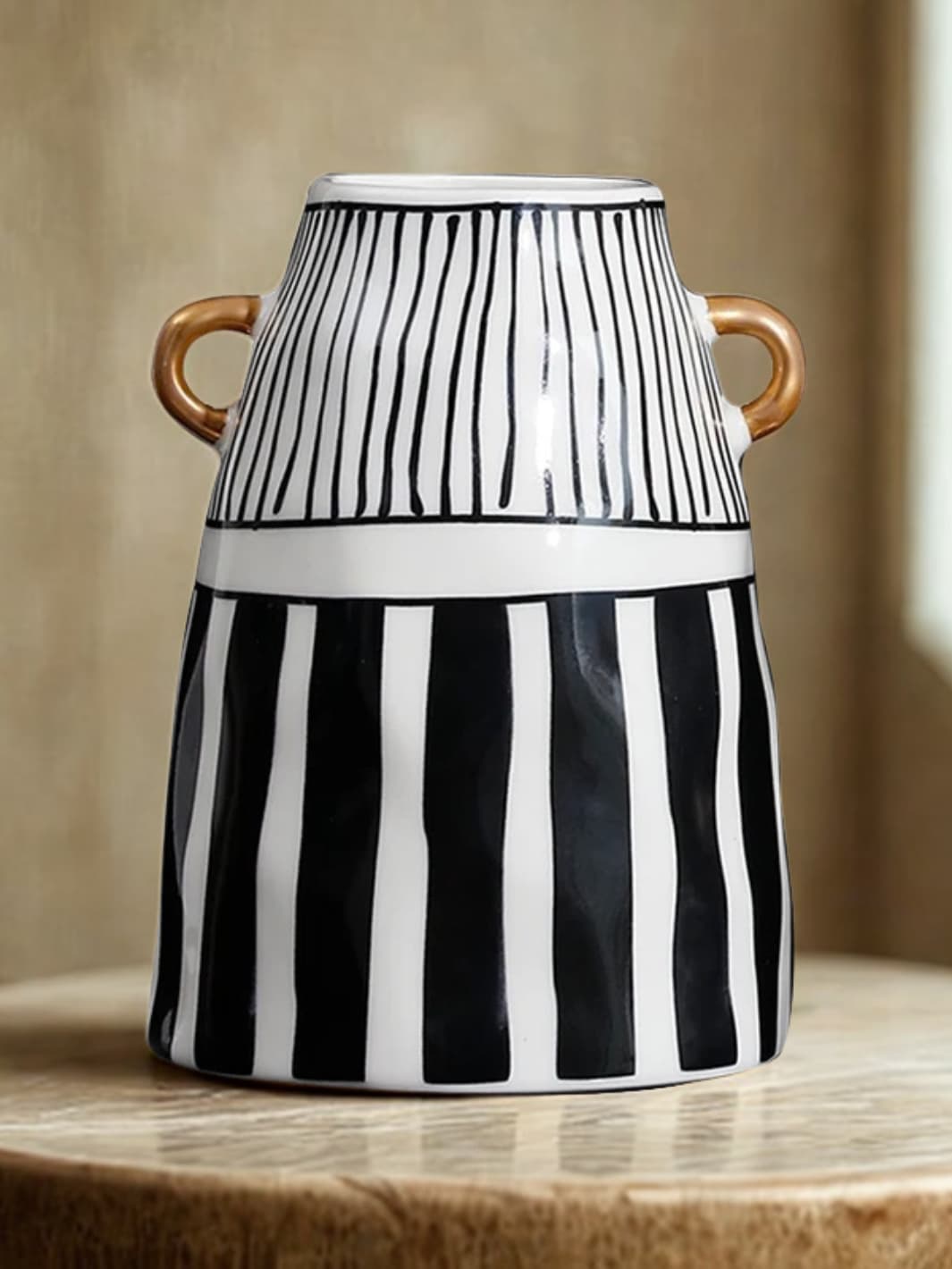 Vase | Rayures noires et blanches et poignées dorées