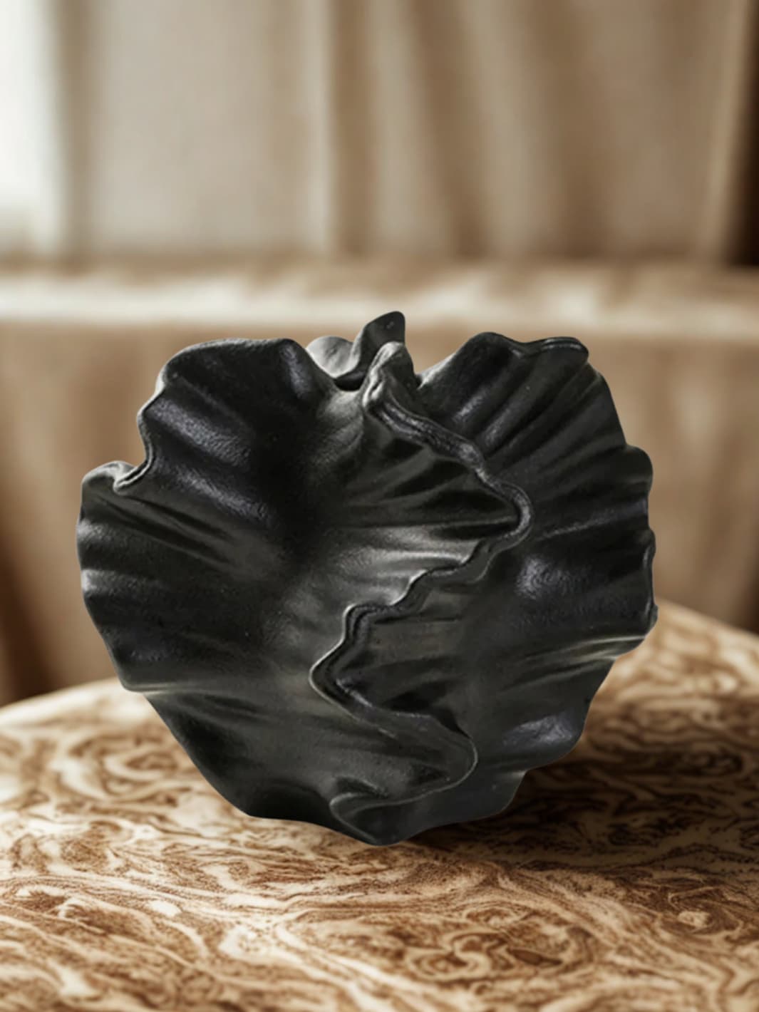 Vase | Coquillage noir design en céramique ondulée