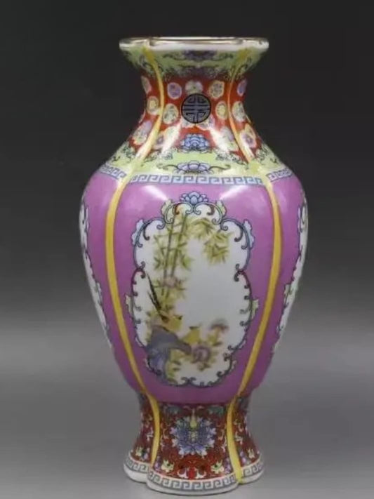 Vase | Élégance orientale teinte violette