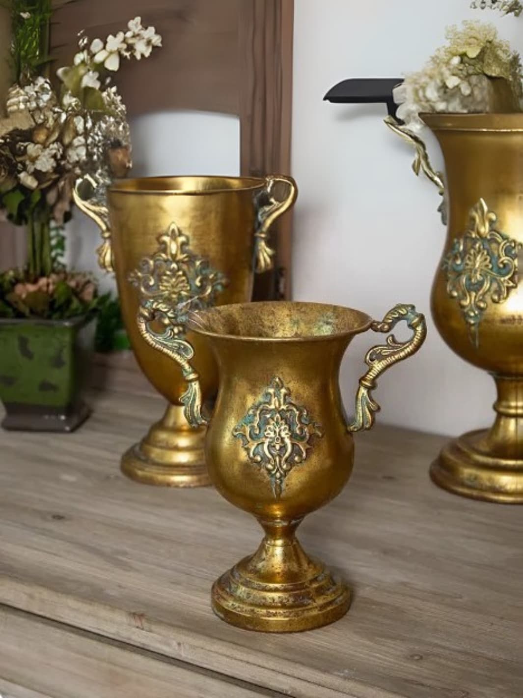 Vase | Vase rituel grec en fer doré patiné
