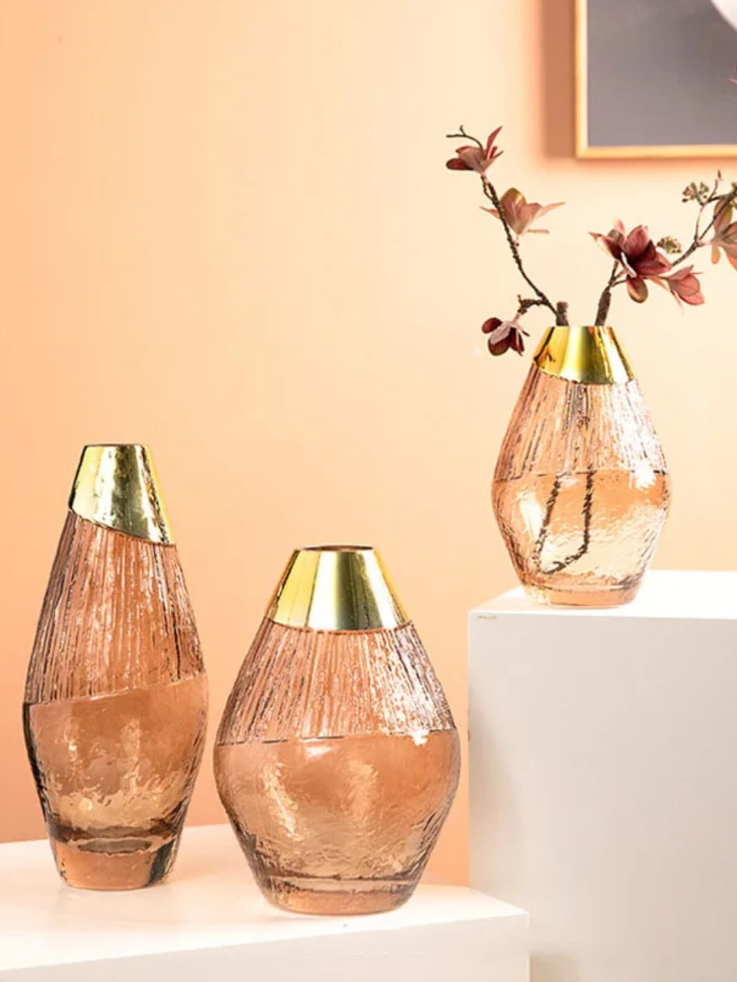 Vase | Pot en verre texturé marron à col doré