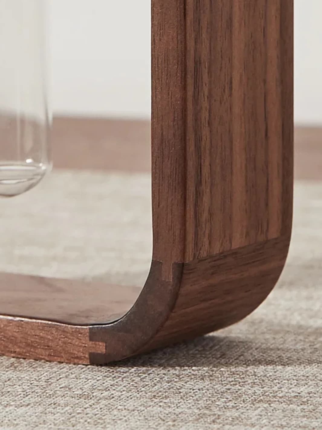 Vase | Tube en verre et cadre bois foncé