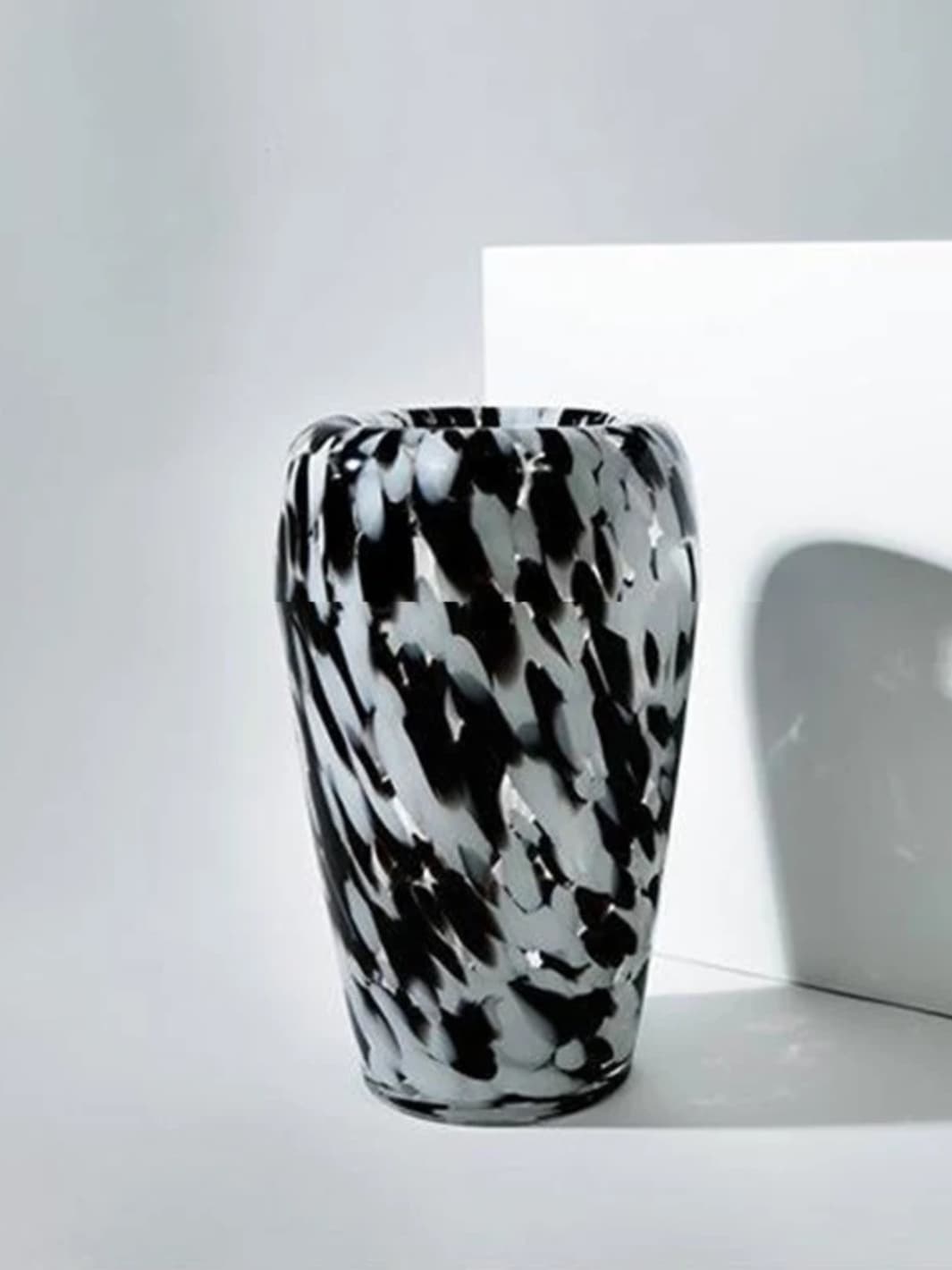 Vase | Pièce d’art en verre tacheté noir et blanc