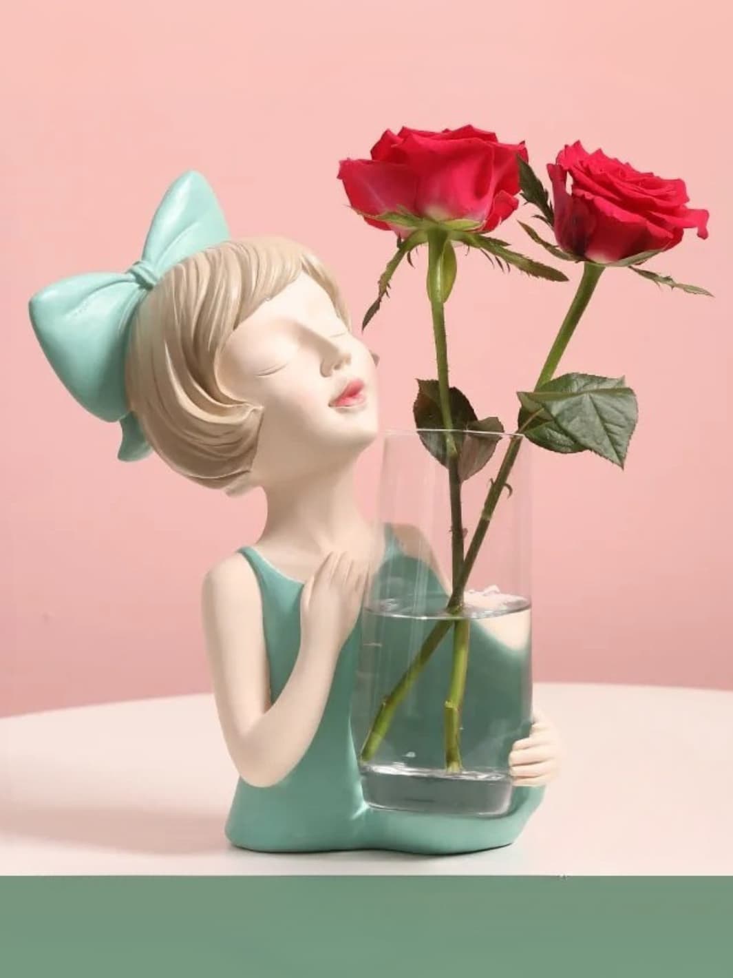 Vase | Fillette avec nœud et verre à fleurs