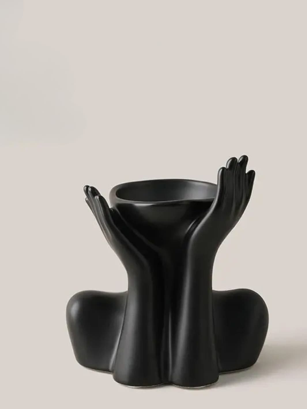Vase | Mains en offrande sculpturales