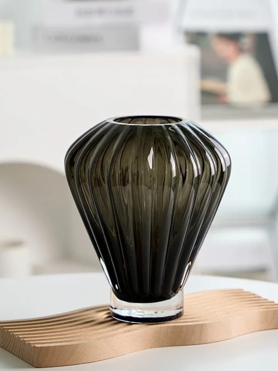 Vase | Pot en verre cristal fumé à reliefs torsadés