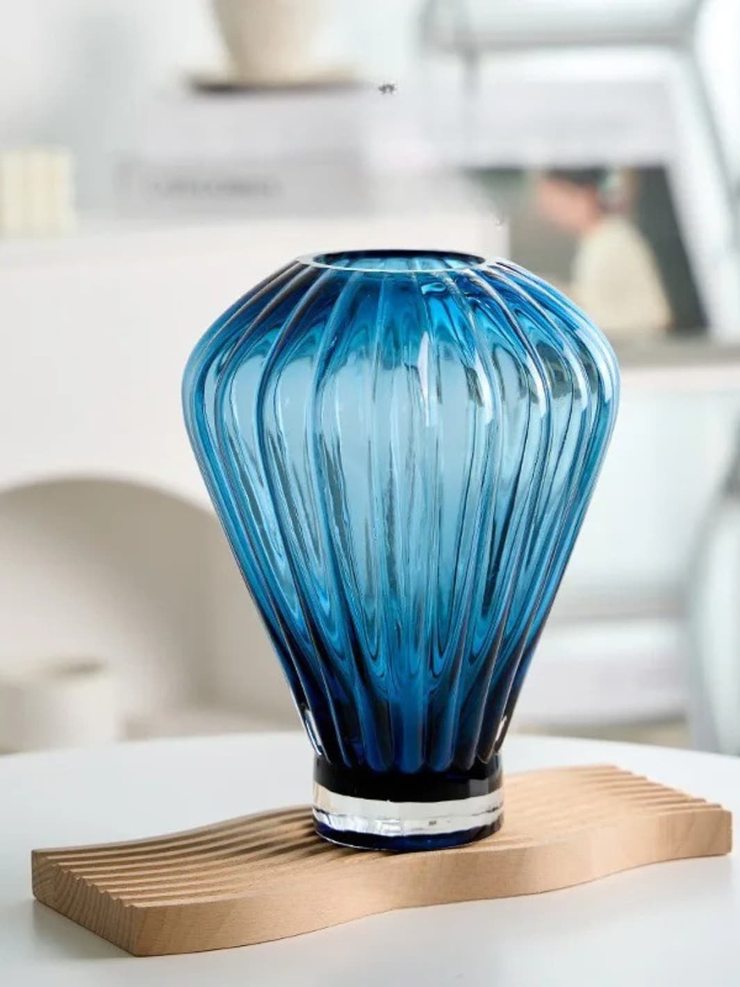 Vase | Pot design en verre bleu torsadé