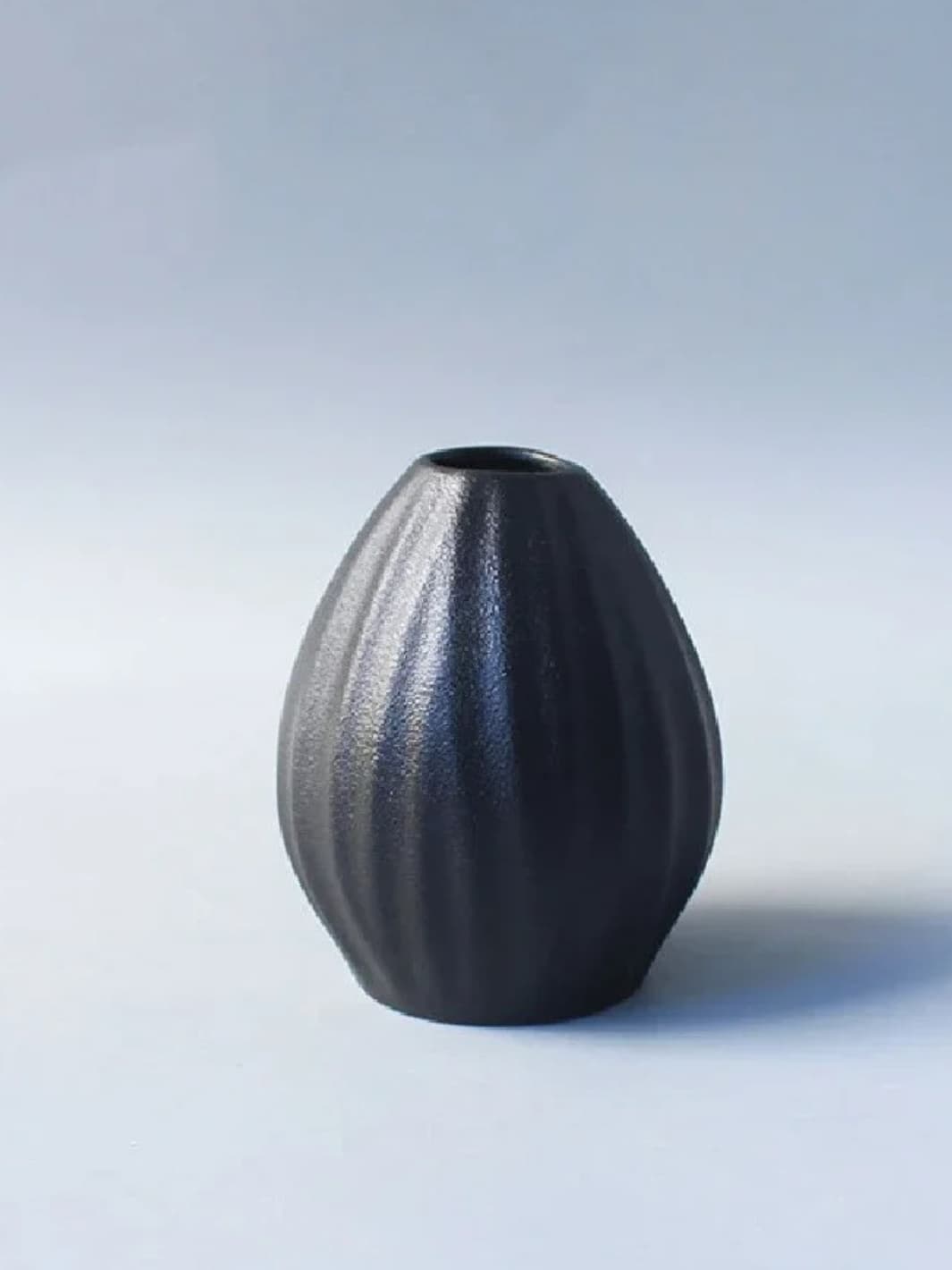 Vase | Soliflore noir ondulé mat style japonais