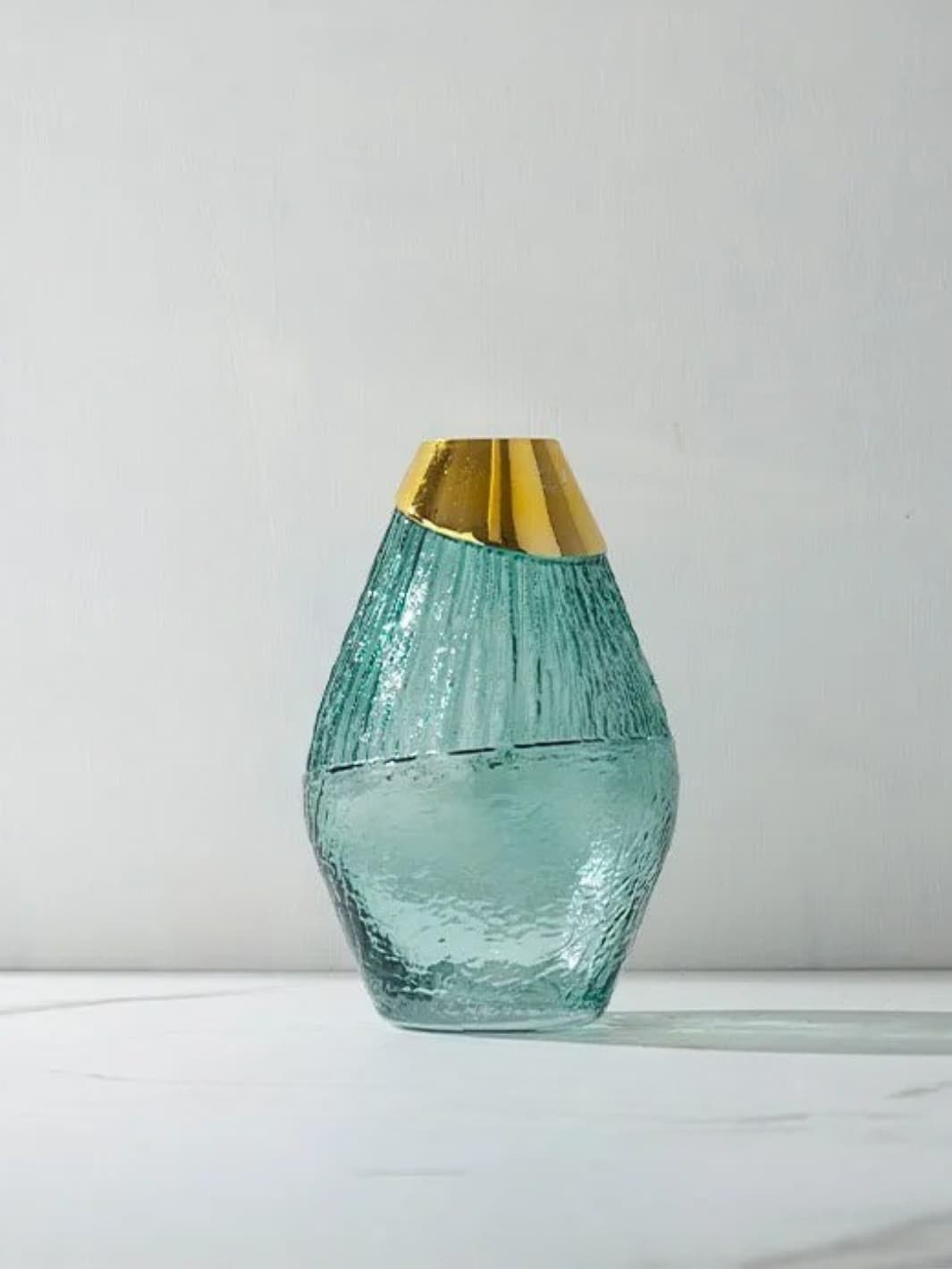 Vase | Pot en verre texturé bleu à col doré