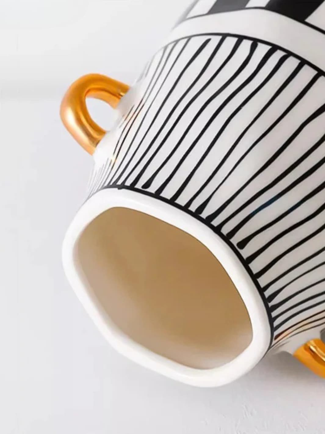 Vase | Rayures noires et blanches et poignées dorées