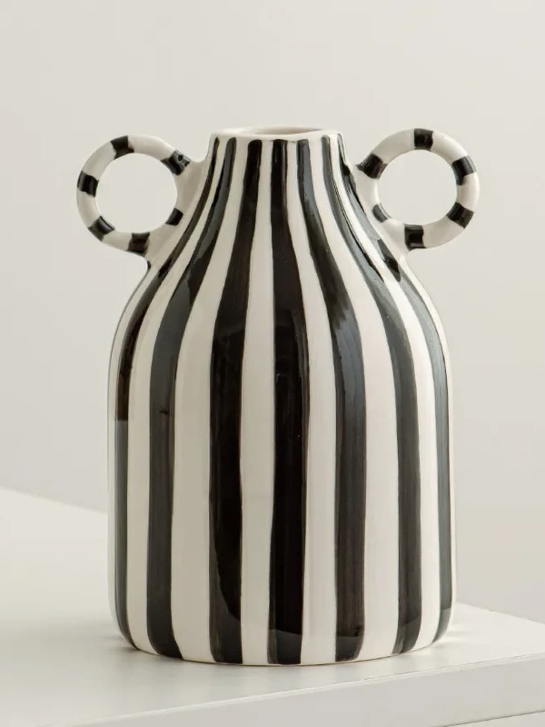 Vase | Pot en céramique à anses rayé
