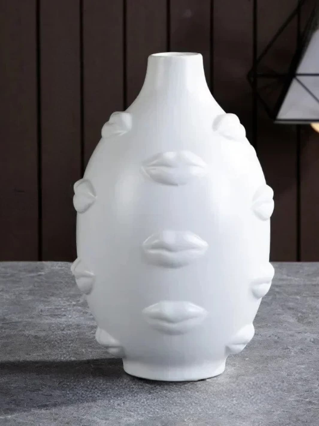 Vase | Design sculptural motif lèvres en relief