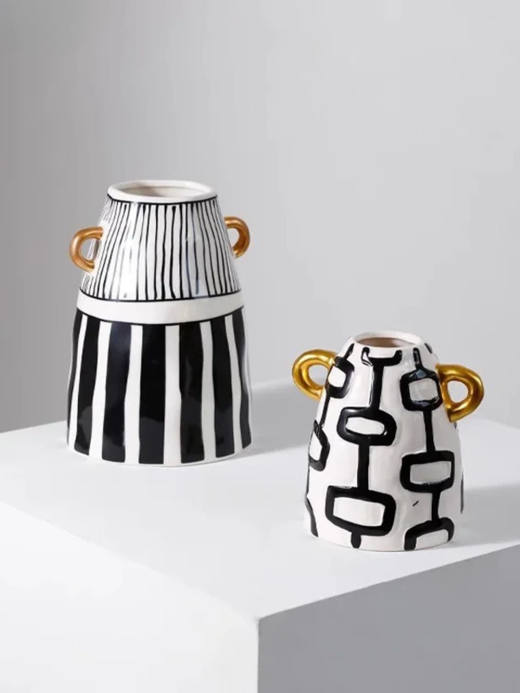 Vase | Motifs noirs géométriques et anses dorées