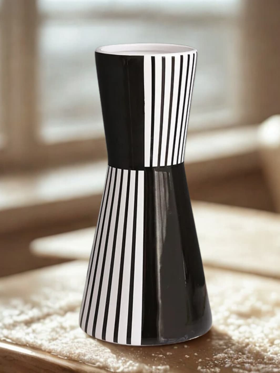 Vase | Silhouette sablier à rayures noires et blanches