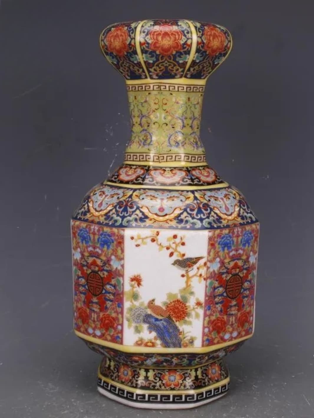 Vase | Élégance orientale teinte rouge