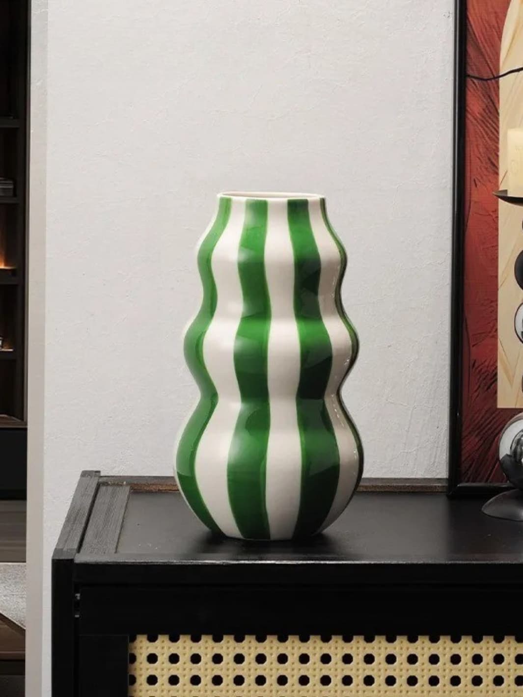 Vase | Tour ondulée à rayures minimalistes