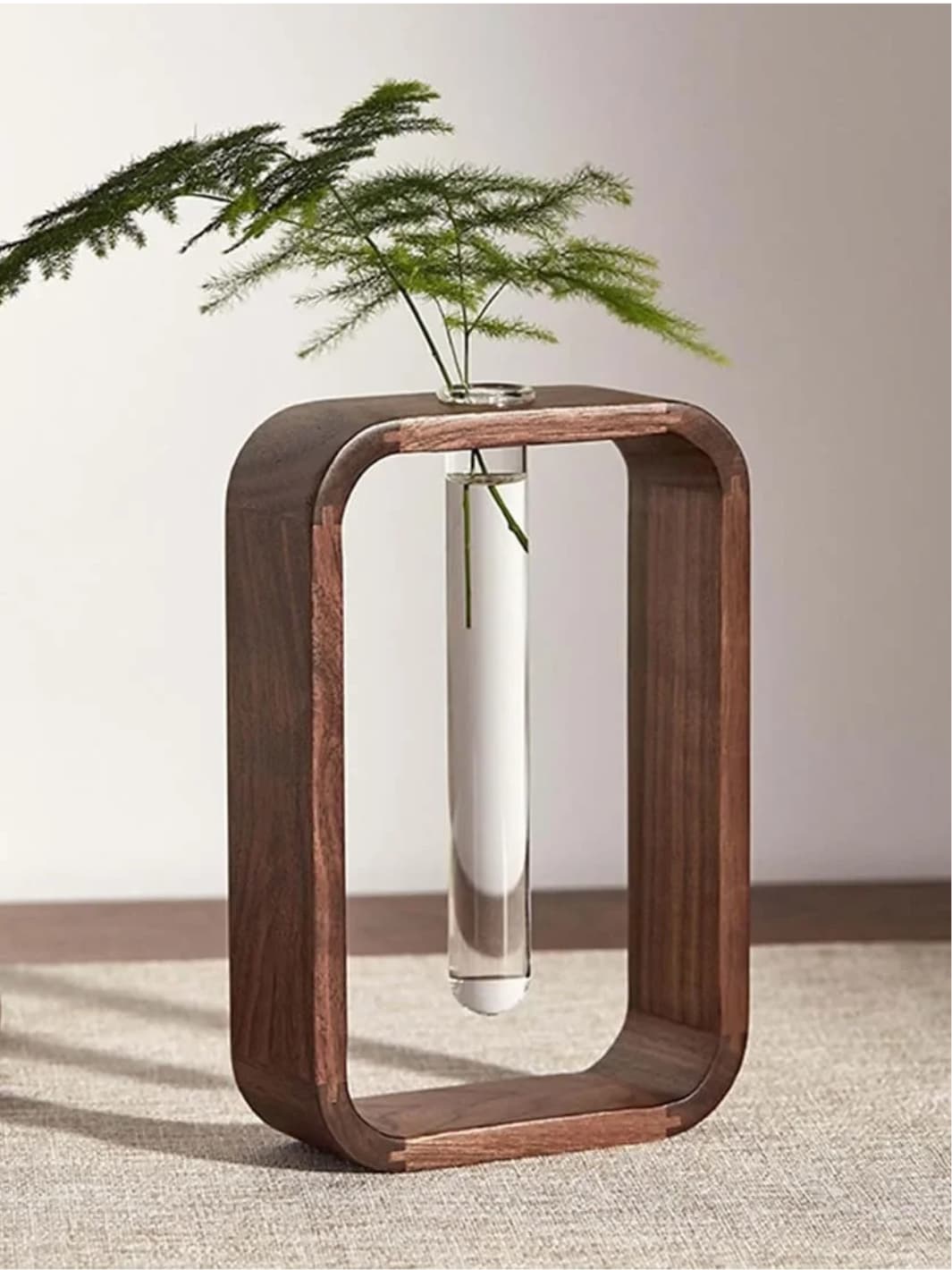 Vase | Tube en verre et cadre bois foncé