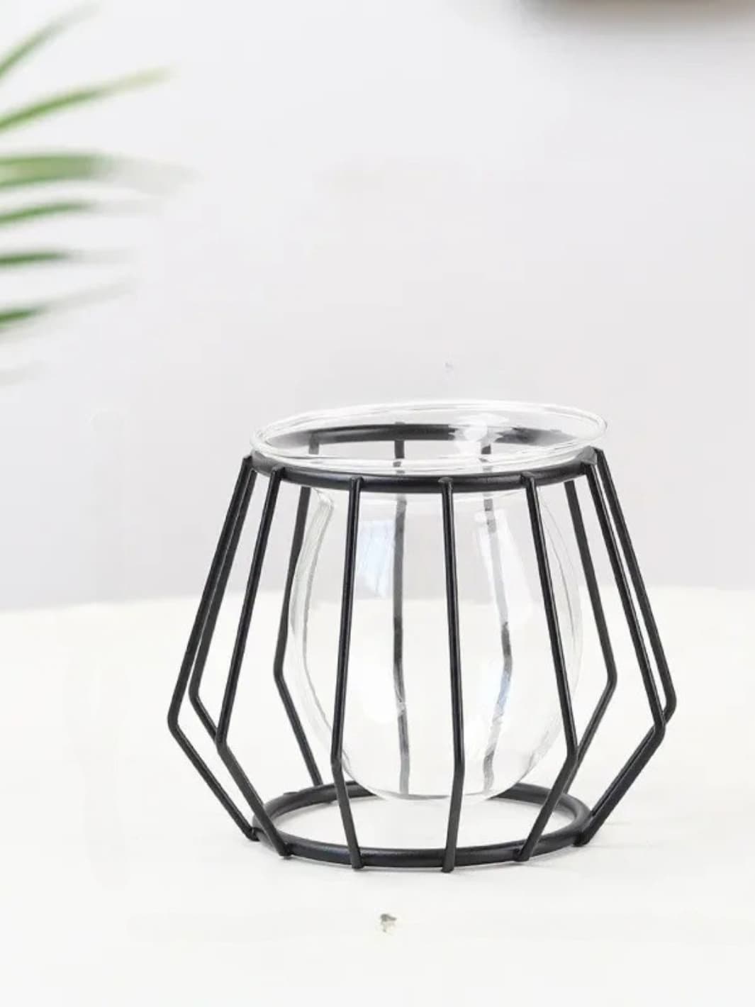 Vase | Mini bulle suspendue dans une structure