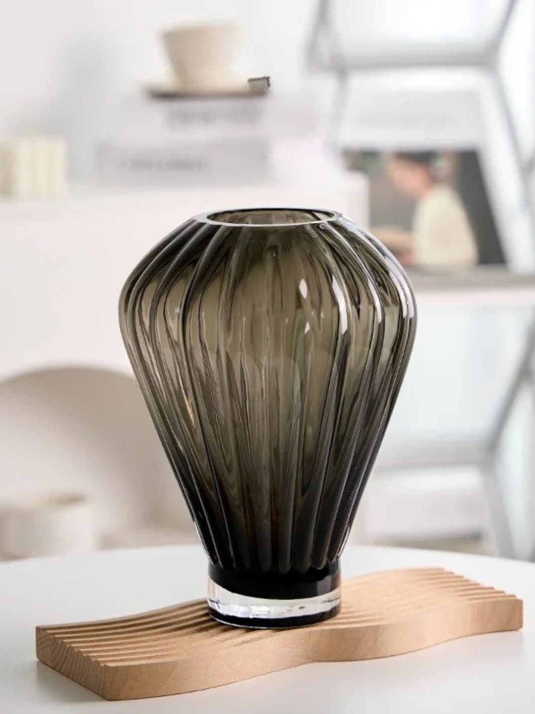 Vase | Pot en verre cristal fumé à reliefs torsadés