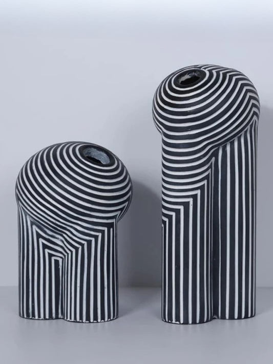 Vase | Sculptures modernes rayées en résine noire et blanche